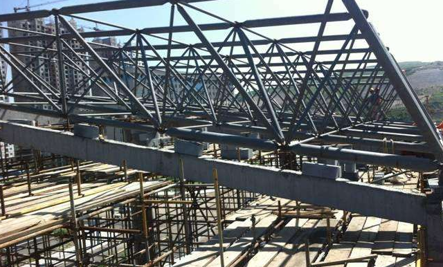 泰兴简述网架公司的黑色压型钢板的吊装步履