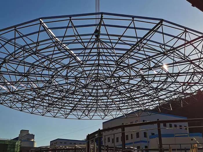 泰兴螺栓球网架工程施工现场